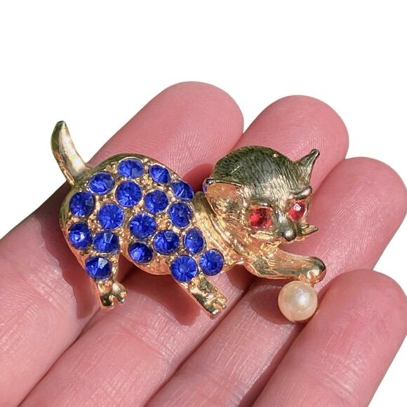 VTG Whimsical Figural Cat Brooch Gold Tone Red Blue Rhinestone Playful Pin - Picture 2 of 8